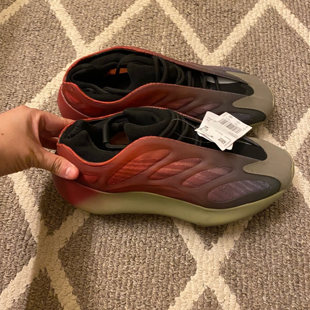 Adidas Yeezy 700 V3 "Fade Carbon" sneaker.